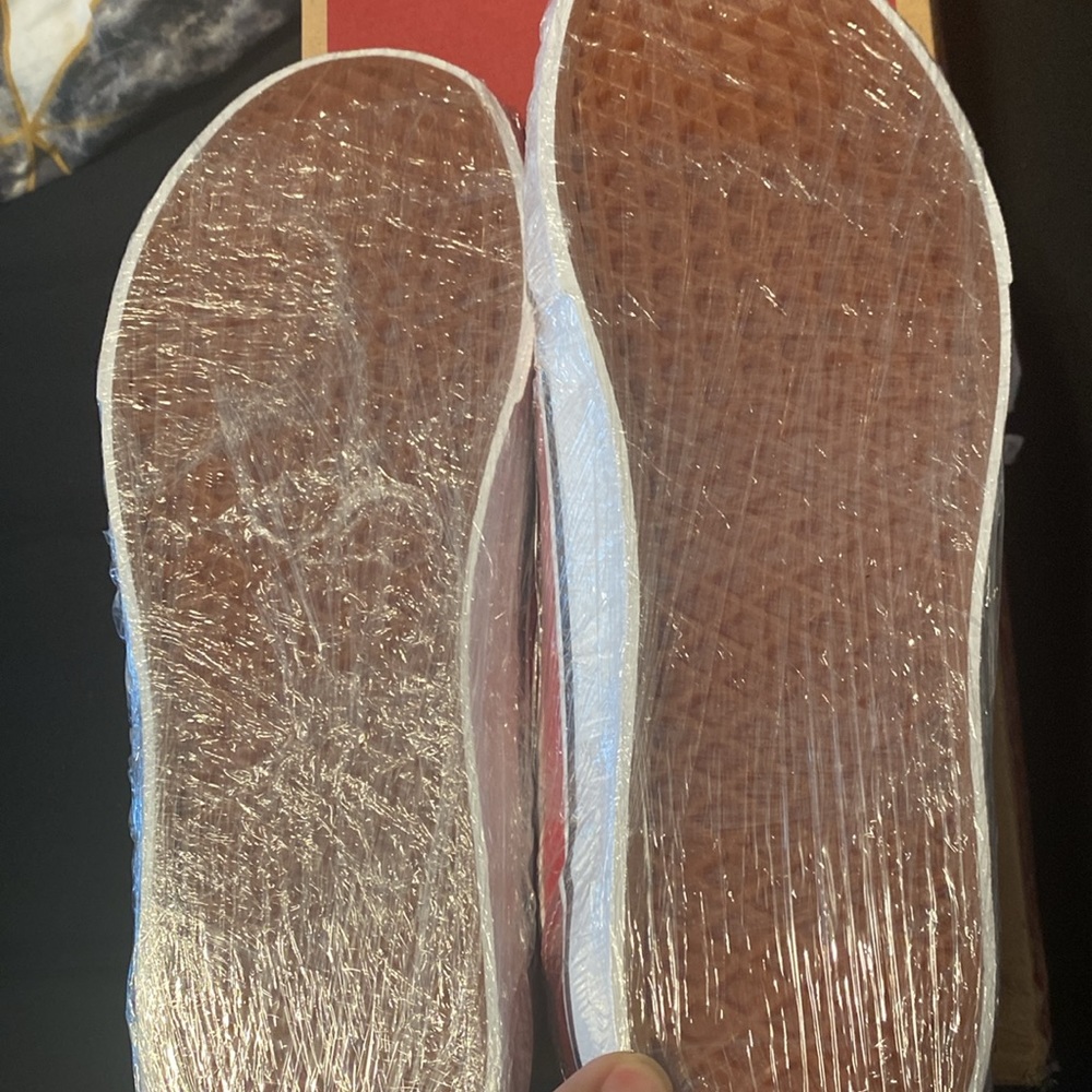 Vans - Picture 2 of 4